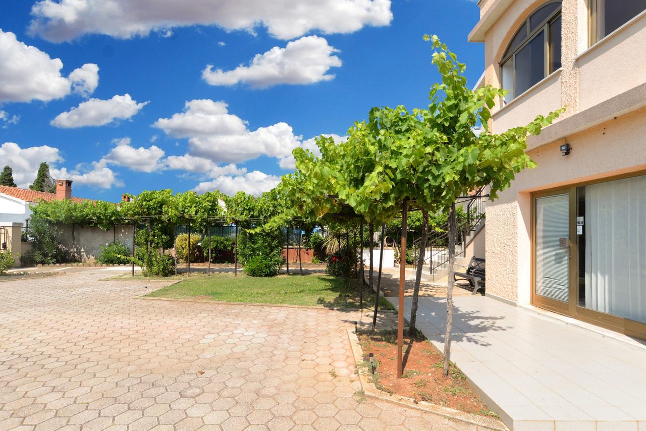 Apartments Gracijano 1724 Liznjan Bagian luar foto