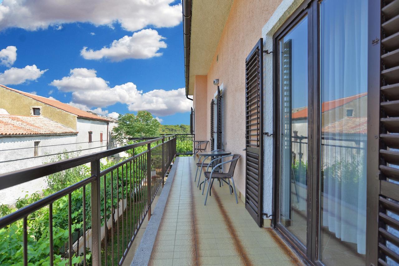 Apartments Gracijano 1724 Liznjan Bagian luar foto